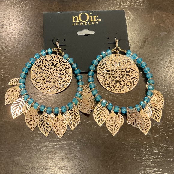 #0145 NWT NOIR JEWELRY EARRING GOLD AND BLUE BEADED HOOPS - Picture 1 of 1